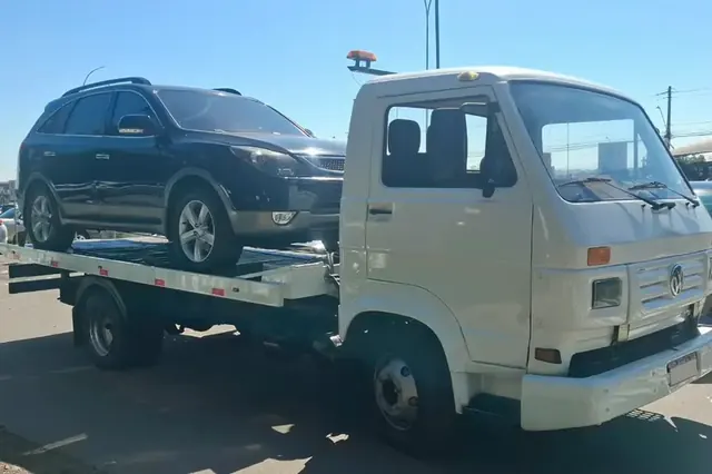 SUV preto transportado no guincho plataforma da Alessandro Guincho 24h